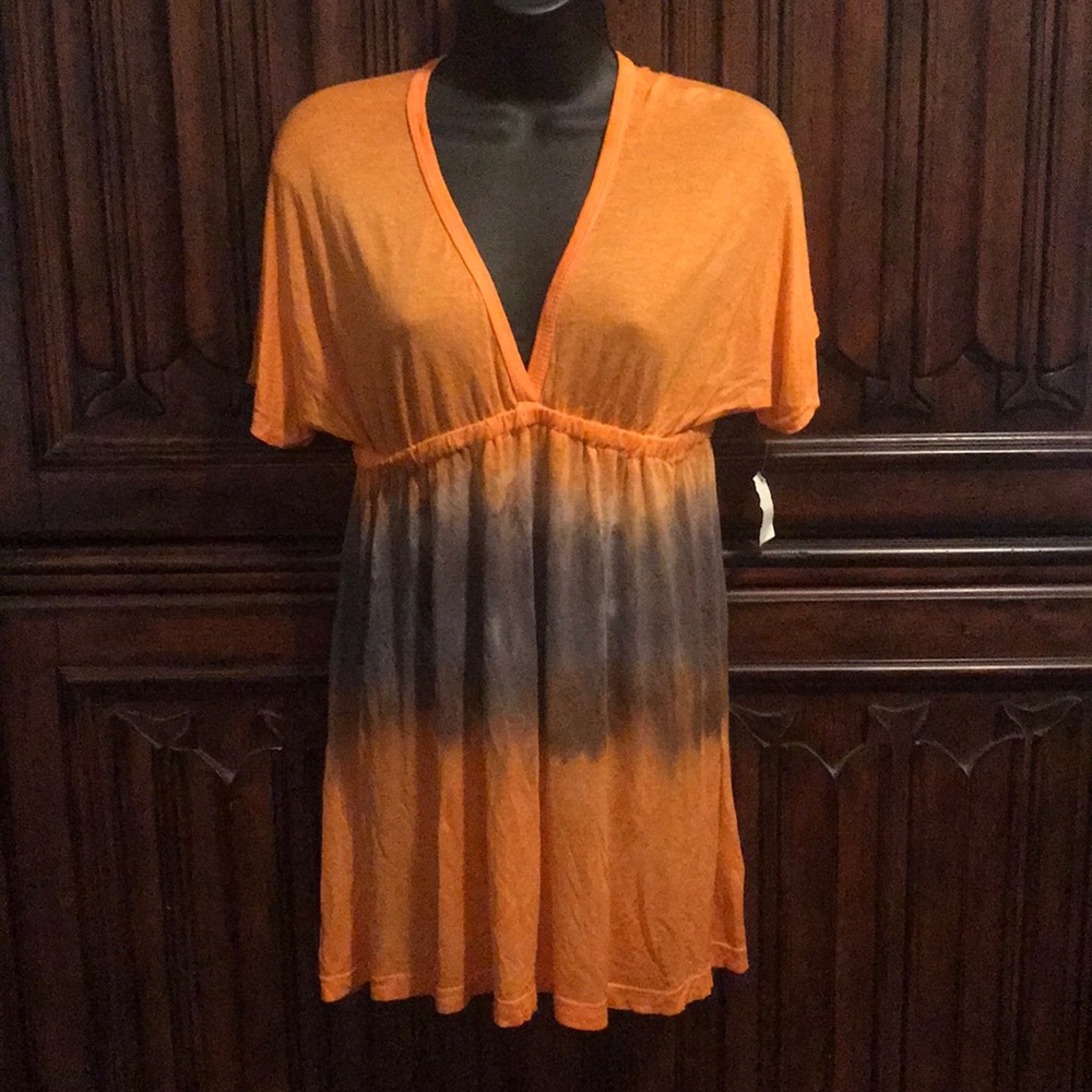 🌺 NWT T-PARTY TOP